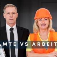 Beamte sollen laut Pestel-Studie künftig fünfeinhalb Jahre länger arbeiten – droht ein neuer Generationenkonflikt? 4 Mann im Anzug und Frau in Arbeitskleidung mit Bauhelm stehen nebeneinander, Text „Beamte vs Arbeiter“, Symbolbild für Unterschiede bei Renteneintrittsalter und Pensionen.