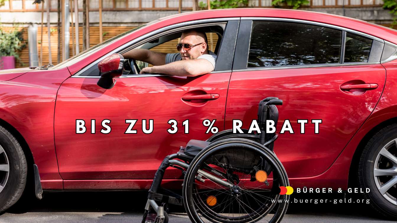 Junger Mann im Rollstuhl steigt auf einem Parkplatz in ein modernes rotes Auto ein. Das Bild symbolisiert Mobilität und Selbstständigkeit von Menschen mit Behinderung.