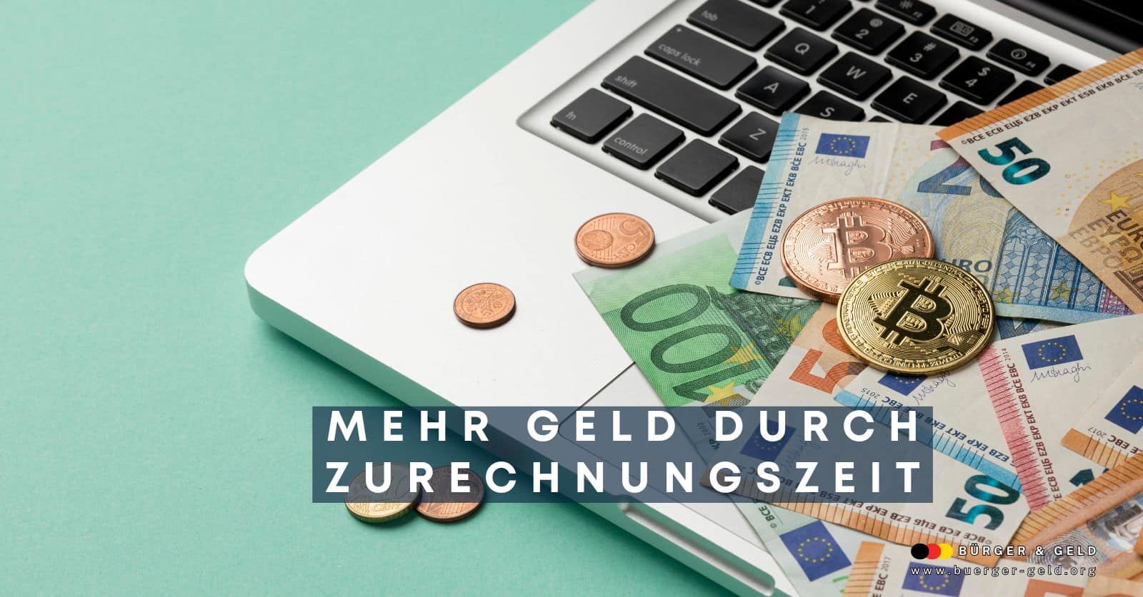 Symbolbild: Euro-Geldscheine und Münzen auf Laptop, Text: Mehr Geld durch Zurechnungszeit bei der EM-Rente