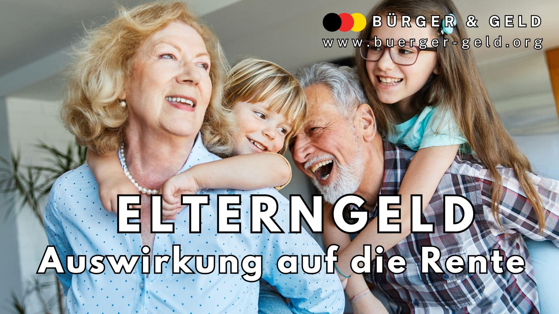 Vierköpfige Familie in gemütlicher Atmosphäre zuhause: Zwei Erwachsene und zwei Kinder sitzen eng beieinander und wirken fröhlich und entspannt. Ein Kind umarmt einen Erwachsenen von hinten. Im Vordergrund steht der Schriftzug „Elterngeld – Auswirkung auf die Rente“. Im oberen Bereich erkennt man das Logo und die Internetadresse des Nachrichtenmagazins „Bürger & Geld“.