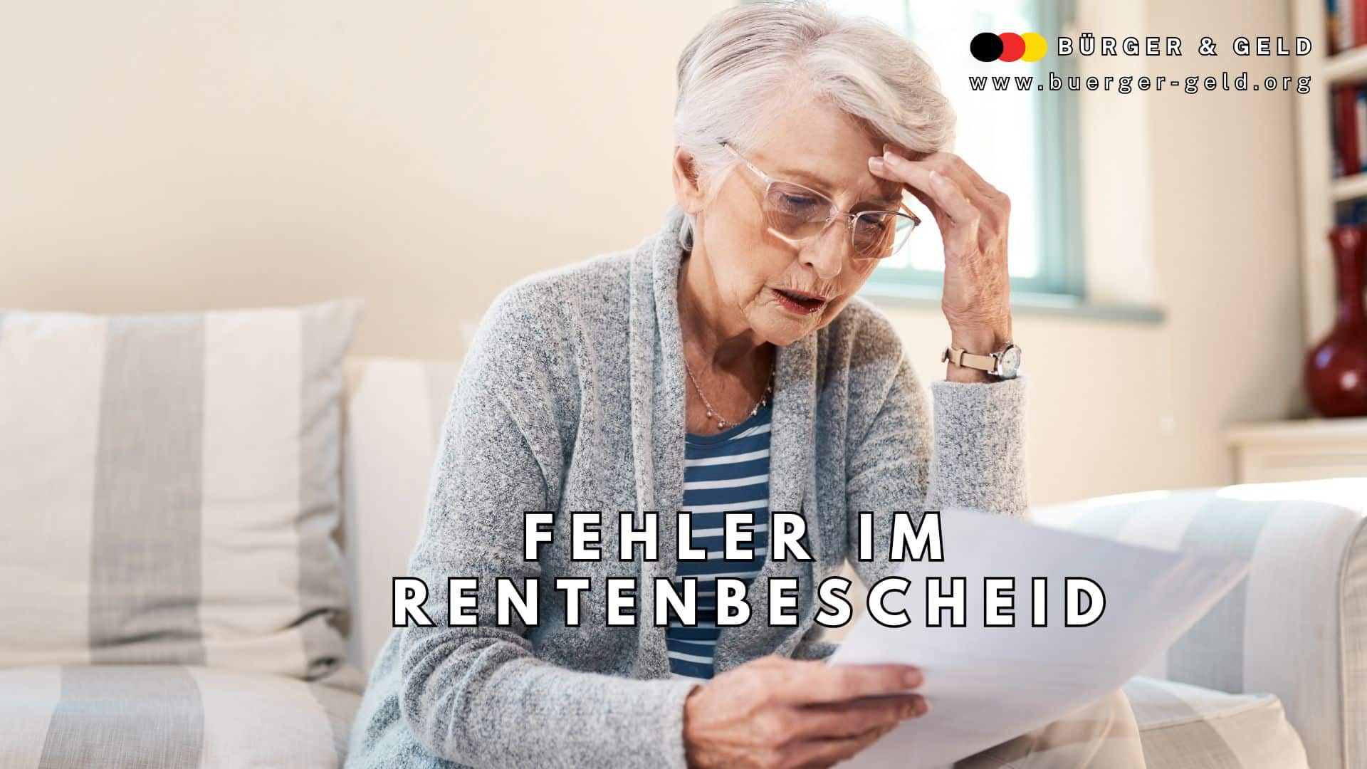 Ältere Frau sitzt nachdenklich auf dem Sofa und hält einen Rentenbescheid in der Hand; im Hintergrund das Logo von BÜRGER & GELD sowie die Website-Adresse www.buerger-geld.org. Der Text "Fehler im Rentenbescheid" ist prominent im Bild eingeblendet.