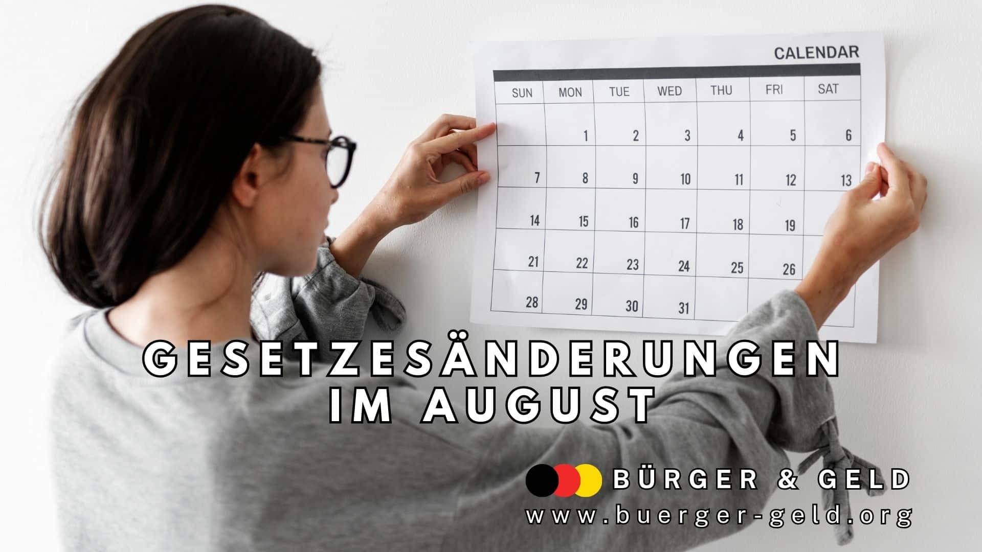 Frau hängt Kalenderblatt für August 2025 an eine Wand. Im Vordergrund steht der Hinweis auf wichtige Gesetzesänderungen im August. Im unteren Bereich ist das Logo von Bürger & Geld sowie die Website www.buerger-geld.org zu sehen.