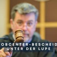 Jobcenter-Aufrechnung vor Gericht: BSG-Urteil könnte tausende Bürgergeld-Bescheide kippen 5 Richter schlägt im Gerichtssaal mit Richterhammer – Symbolbild für Urteil und Gerichtsentscheidung