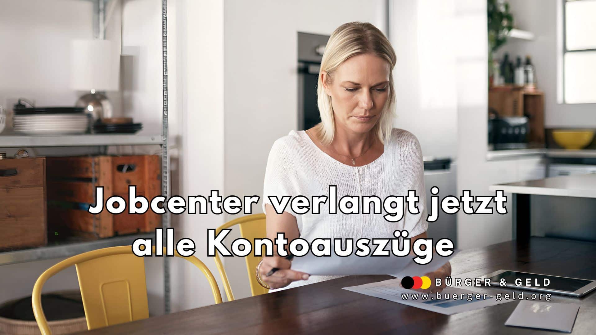 Eine Frau sitzt an einem Küchentisch und schaut auf einen Kontoauszug oder ein Formular. Vor ihr liegen Papiere und ein Stift. Im Hintergrund ist eine moderne Küche mit Regalen, Haushaltsgegenständen und Tageslicht zu sehen. Über das Bild ist ein Text gelegt: „Jobcenter verlangt jetzt alle Kontoauszüge“. Im unteren Bereich befindet sich das Logo von Bürger & Geld sowie die Webadresse www.buerger-geld.org.
