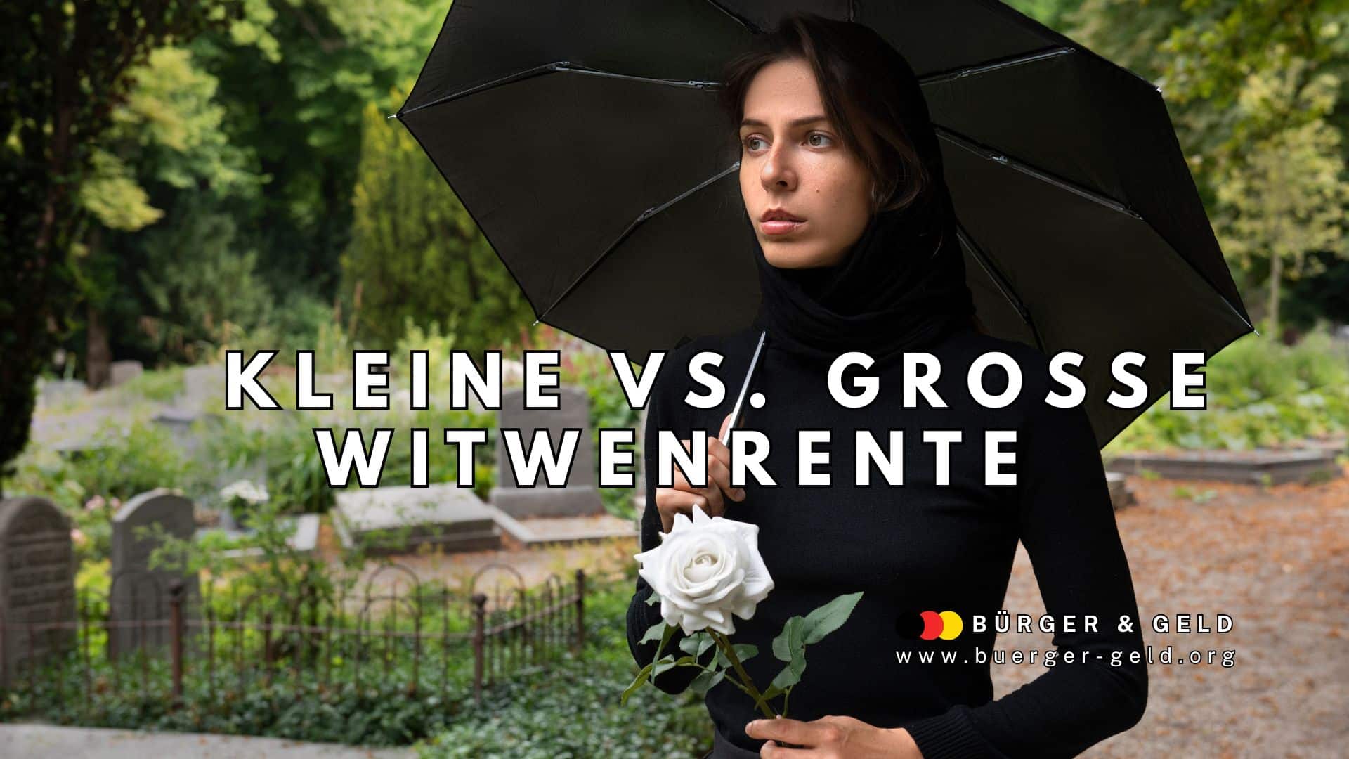 Frau in schwarzer Kleidung mit weißer Rose und schwarzem Regenschirm steht auf einem Friedhof; Text: „Kleine vs. Große Witwenrente“. Symbolfoto zur Erklärung der Unterschiede zwischen kleiner und großer Witwenrente, eingebettet in einen Artikel von Bürger & Geld, Nachrichtenmagazin des Vereins Für soziales Leben e. V.