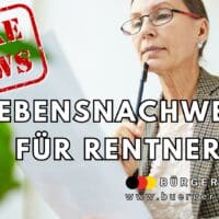 Alarmstufe Lebensnachweis? Die Wahrheit über die Rente ab August 2025 4 Eine ältere Frau im karierten Blazer hält ein Dokument und einen Stift, wirkt nachdenklich und sitzt in einem hellen Raum. Im Bild prangt ein auffälliger roter Stempel mit „FAKE NEWS“. Darunter steht groß: „Lebensnachweis für Rentner“. Am unteren Rand ist das Logo und die Webadresse des Nachrichtenmagazins „Bürger & Geld“.