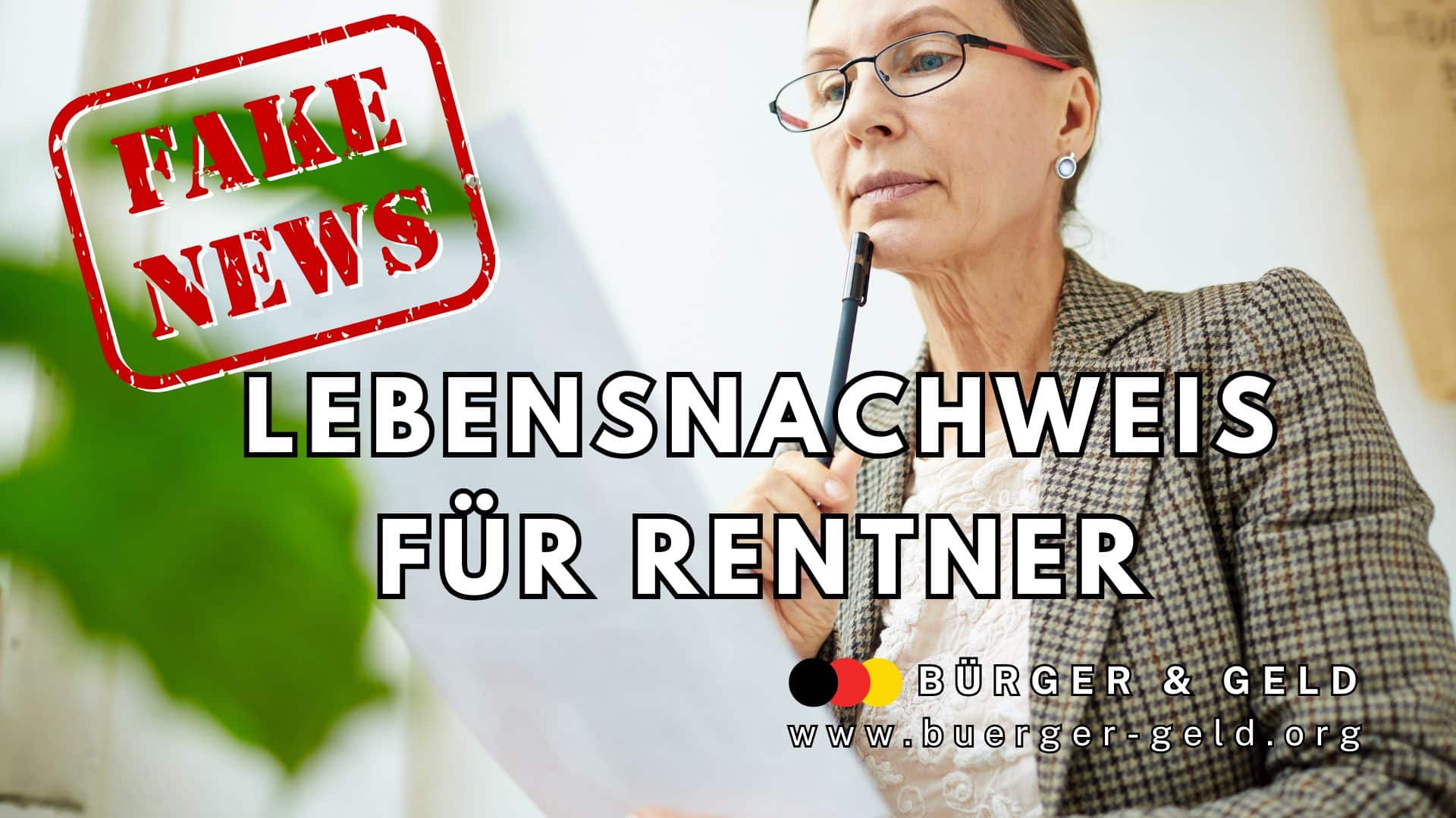 Eine ältere Frau im karierten Blazer hält ein Dokument und einen Stift, wirkt nachdenklich und sitzt in einem hellen Raum. Im Bild prangt ein auffälliger roter Stempel mit „FAKE NEWS“. Darunter steht groß: „Lebensnachweis für Rentner“. Am unteren Rand ist das Logo und die Webadresse des Nachrichtenmagazins „Bürger & Geld“.