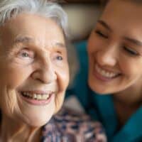 Pflegegeld: 5 Tipps, um Ansprüche zu sichern 5 Pflegende Angehörige und Pflegekraft im Gespräch zu Hause, Unterstützung und Beratung im Pflegealltag, Bürger & Geld