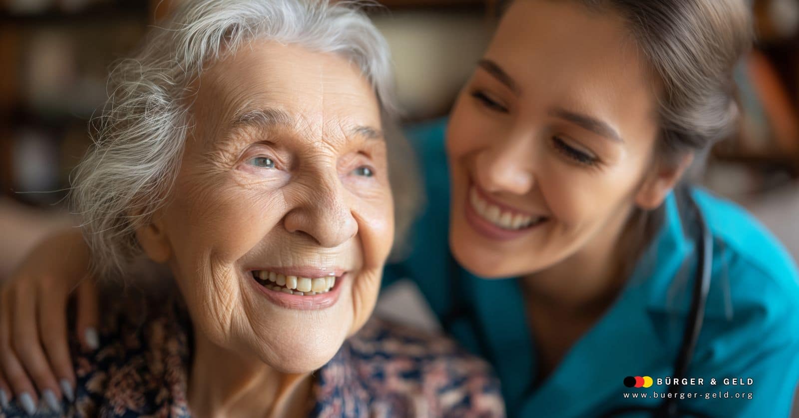 Pflegende Angehörige und Pflegekraft im Gespräch zu Hause, Unterstützung und Beratung im Pflegealltag, Bürger & Geld