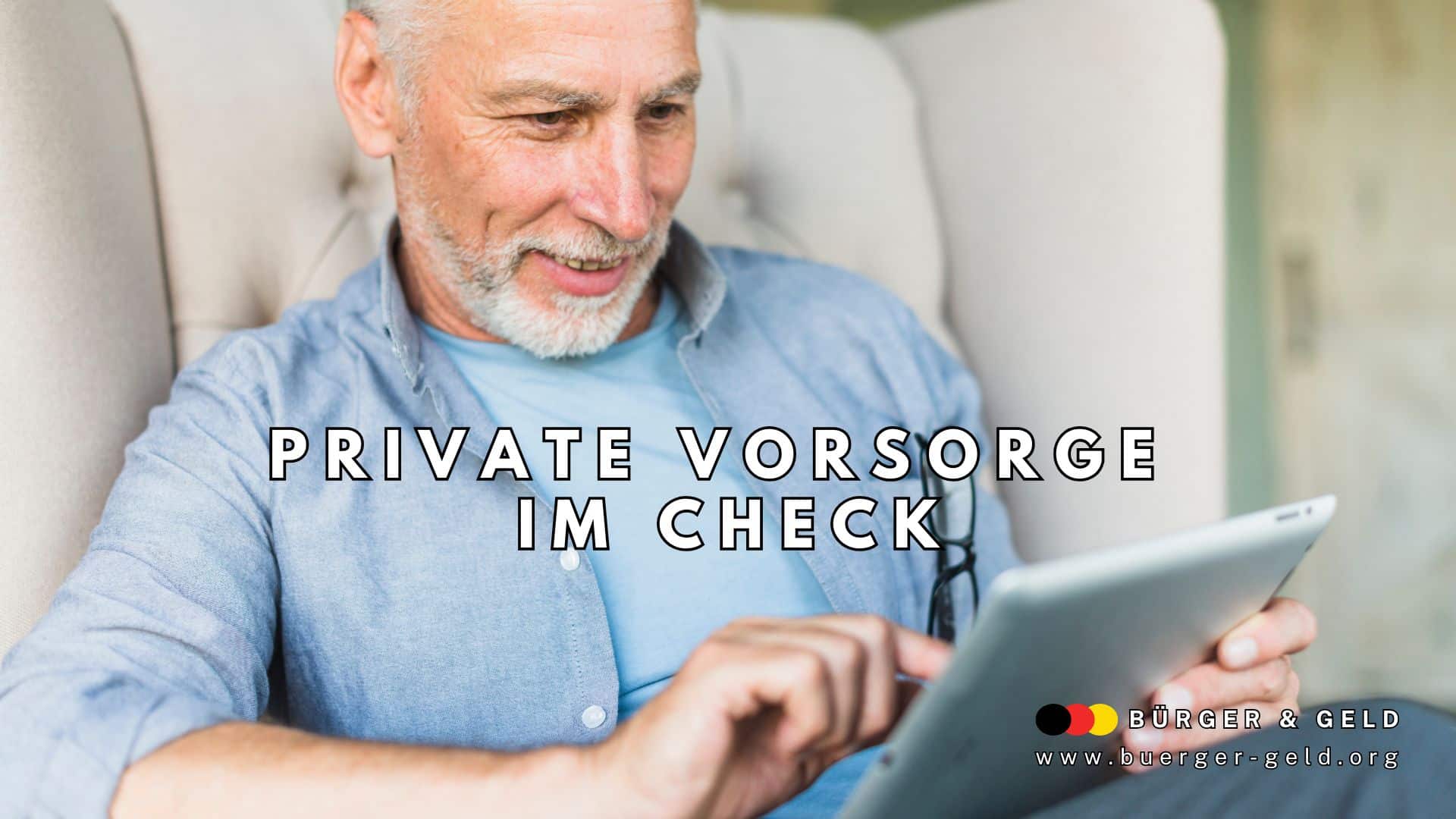 Ein älterer Mann sitzt entspannt in einem beigen Sessel und nutzt ein Tablet. Im Vordergrund steht der Schriftzug „Private Vorsorge im Check“ sowie das Logo von Bürger & Geld mit dem Hinweis auf www.buerger-geld.org.