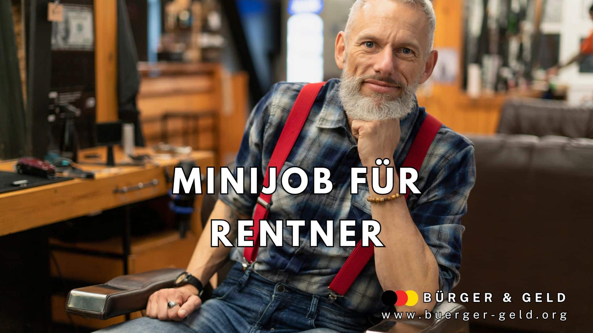 Ein älterer Mann mit weißem Bart sitzt entspannt auf einem Friseurstuhl in einem Barbershop. Er trägt ein kariertes Hemd, rote Hosenträger, Jeans und ein Perlenarmband. Im Vordergrund ist der Text „Minijob für Rentner“ in großen weißen Buchstaben eingeblendet. Unten rechts befinden sich das Logo und die Webadresse von „Bürger & Geld“. Die Umgebung wirkt gemütlich und stilvoll mit Friseurutensilien und Spiegeln im Hintergrund.