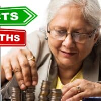 Rente ab 60 verdoppeln? Faktencheck zur Flexirente und Sonderzahlungen 4 Ältere Person zählt Münzstapel vor Laptop, daneben Wegweiser mit "Facts" und "Myths" – Symbolbild für Faktencheck zur Verdoppelung der Rente ab 60 durch Flexirente und Sonderzahlungen vom Magazin Bürger & Geld.