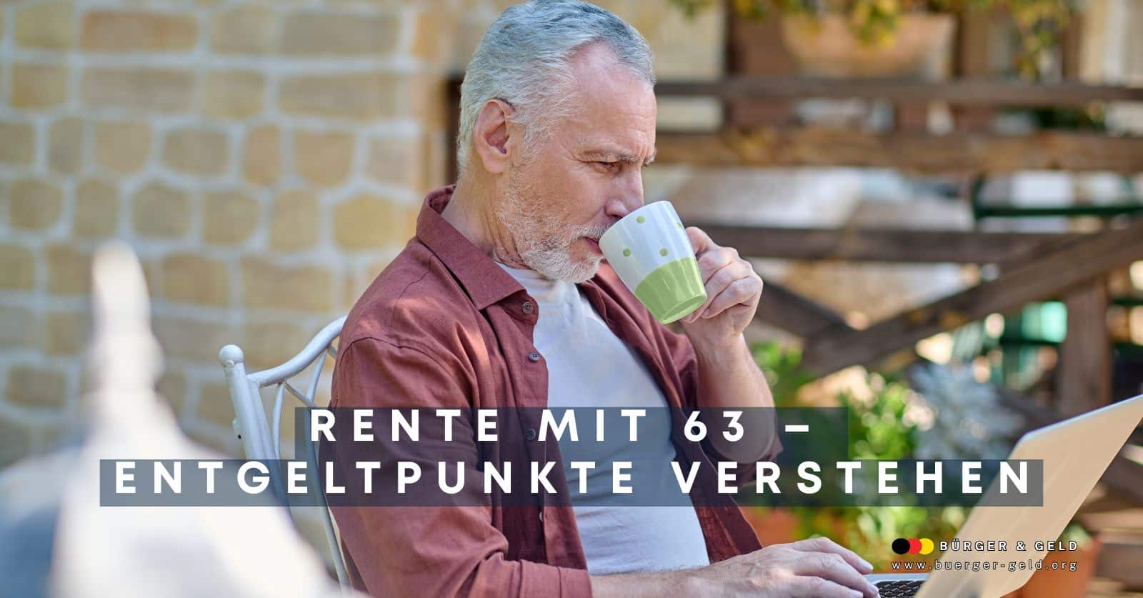 Älterer Mann sitzt entspannt im Garten an einem Tisch mit Laptop und Kaffeetasse und informiert sich über die Rente mit 63 sowie Entgeltpunkte. Schriftzug „Rente mit 63 – Entgeltpunkte verstehen“ und Logo von Bürger & Geld sind sichtbar.