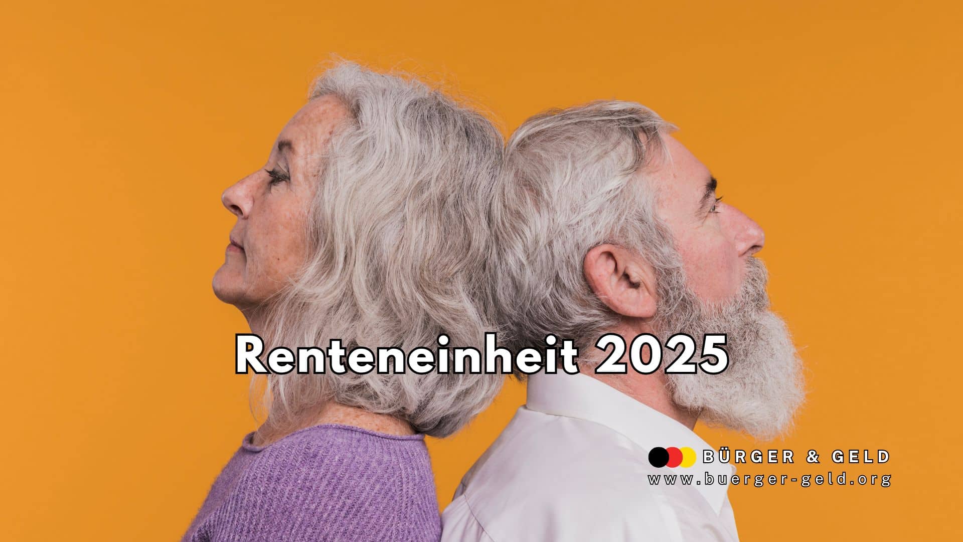Eine ältere Frau und ein älterer Mann mit grauen Haaren sitzen Rücken an Rücken vor einem einfarbigen orangefarbenen Hintergrund. Beide tragen dezente Kleidung in Pastellfarben. In der Bildmitte steht der Schriftzug „Renteneinheit 2025“. In der unteren rechten Ecke ist das Logo von Bürger & Geld mit Webadresse platziert.