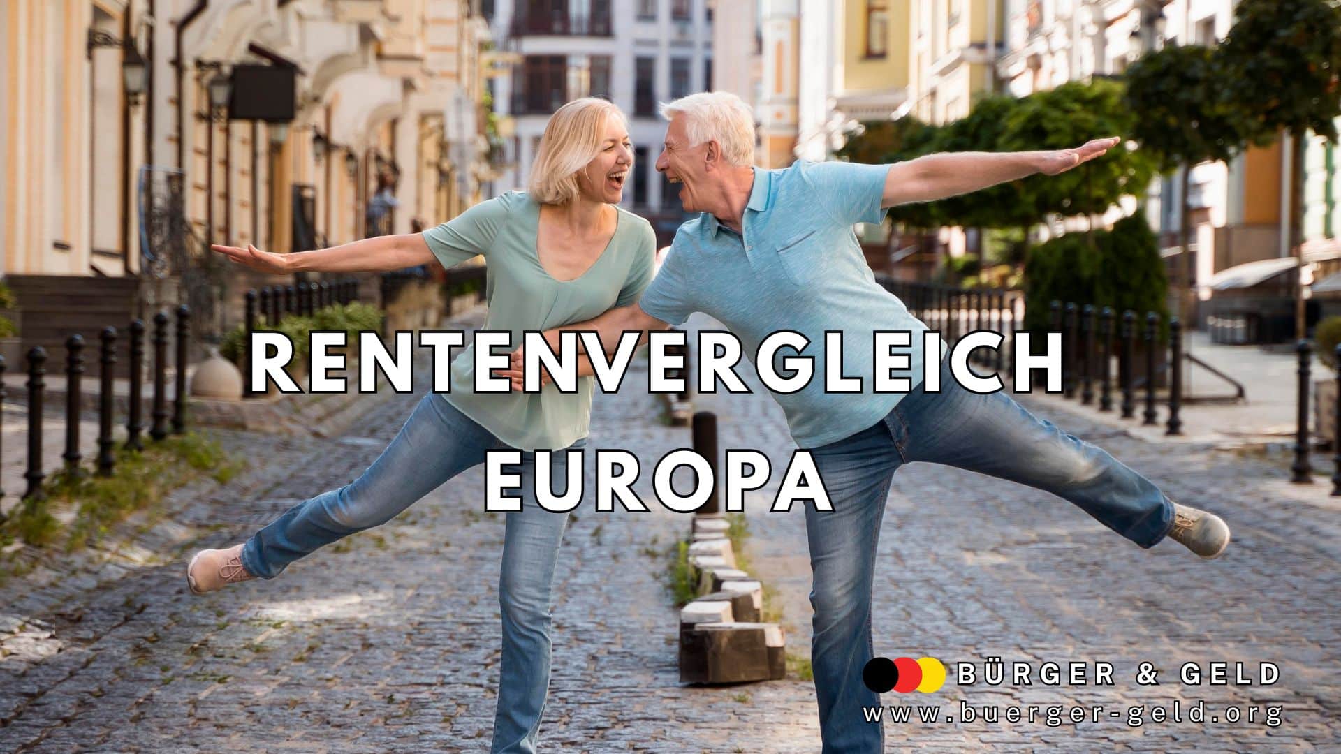 Ein älteres Paar steht auf einer gepflasterten Straße in einer europäischen Altstadt und hält balancierend jeweils einen Arm und ein Bein ausgestreckt. Beide tragen legere Kleidung in hellen Farben und wirken fröhlich. Im Vordergrund steht in großen Buchstaben „Rentenvergleich Europa“. Unten rechts befindet sich das Logo und die Webadresse von „Bürger & Geld“.