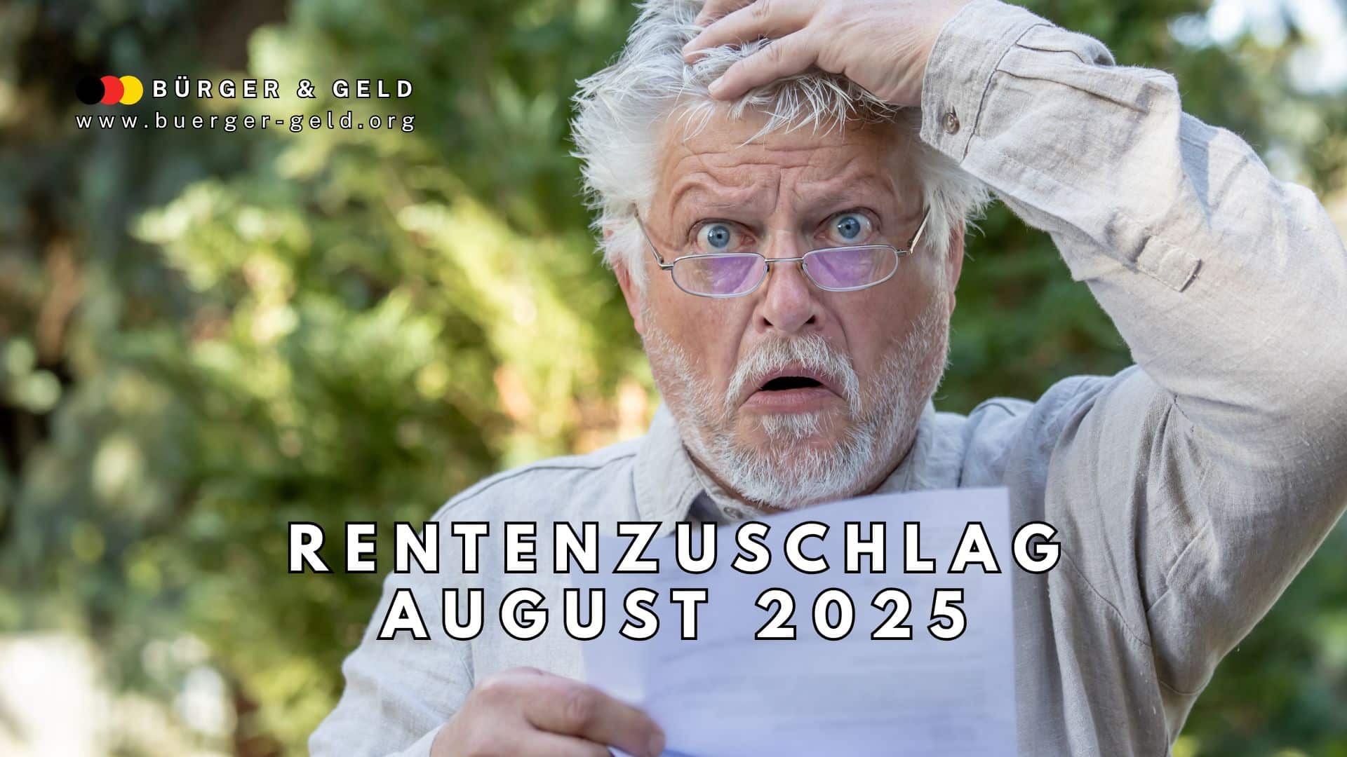 Älterer Mann liest draußen einen Brief mit sichtbarem "Rentenzuschlag August 2025"-Hinweis, daneben das Logo von Bürger & Geld, Nachrichtenmagazin des Vereins Für soziales Leben e. V.; symbolisiert Auszahlungstermin und Informationsangebot zum Rentenzuschlag im Sommer 2025.