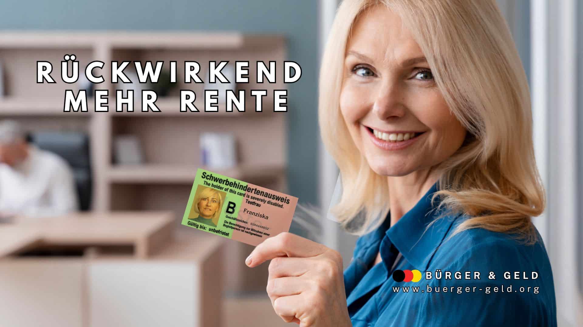 Frau hält einen deutschen Schwerbehindertenausweis und informiert über rückwirkend mehr Rente für Menschen mit Schwerbehinderung; Text: „Rückwirkend mehr Rente“, Logo von Bürger & Geld und Webadresse buerger-geld.org, Szene im Büro.