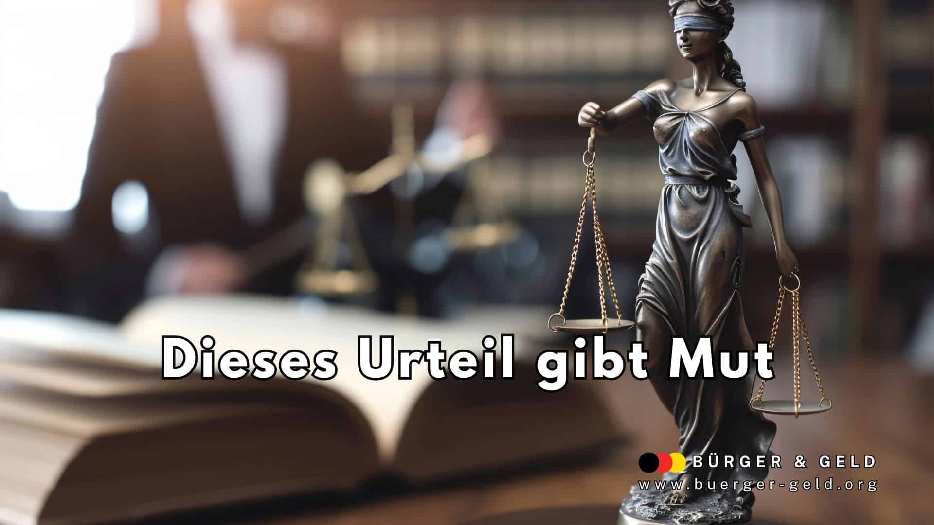 Symbolbild einer Justitia-Statue mit Augenbinde und Waage vor einem offenen Gesetzbuch im Gerichtssaal, Text: 'Dieses Urteil gibt Mut', Hinweis auf das Thema Schwerbehindertenausweis und motivierendes Gerichtsurteil, Quelle: buerger-geld.org