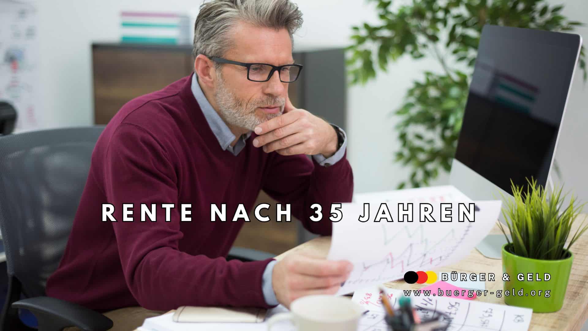 Ein Mann mit grauen Haaren sitzt am Schreibtisch im Büro, betrachtet Rentenunterlagen mit Diagrammen und Auswertungen. Auf dem Bild steht: „Rente nach 35 Jahren“. Im Vordergrund das Logo von BÜRGER & GELD sowie die Website www.buerger-geld.org. Die Szene vermittelt das Thema Altersvorsorge und Rentenberechnung nach 35 Versicherungsjahren.