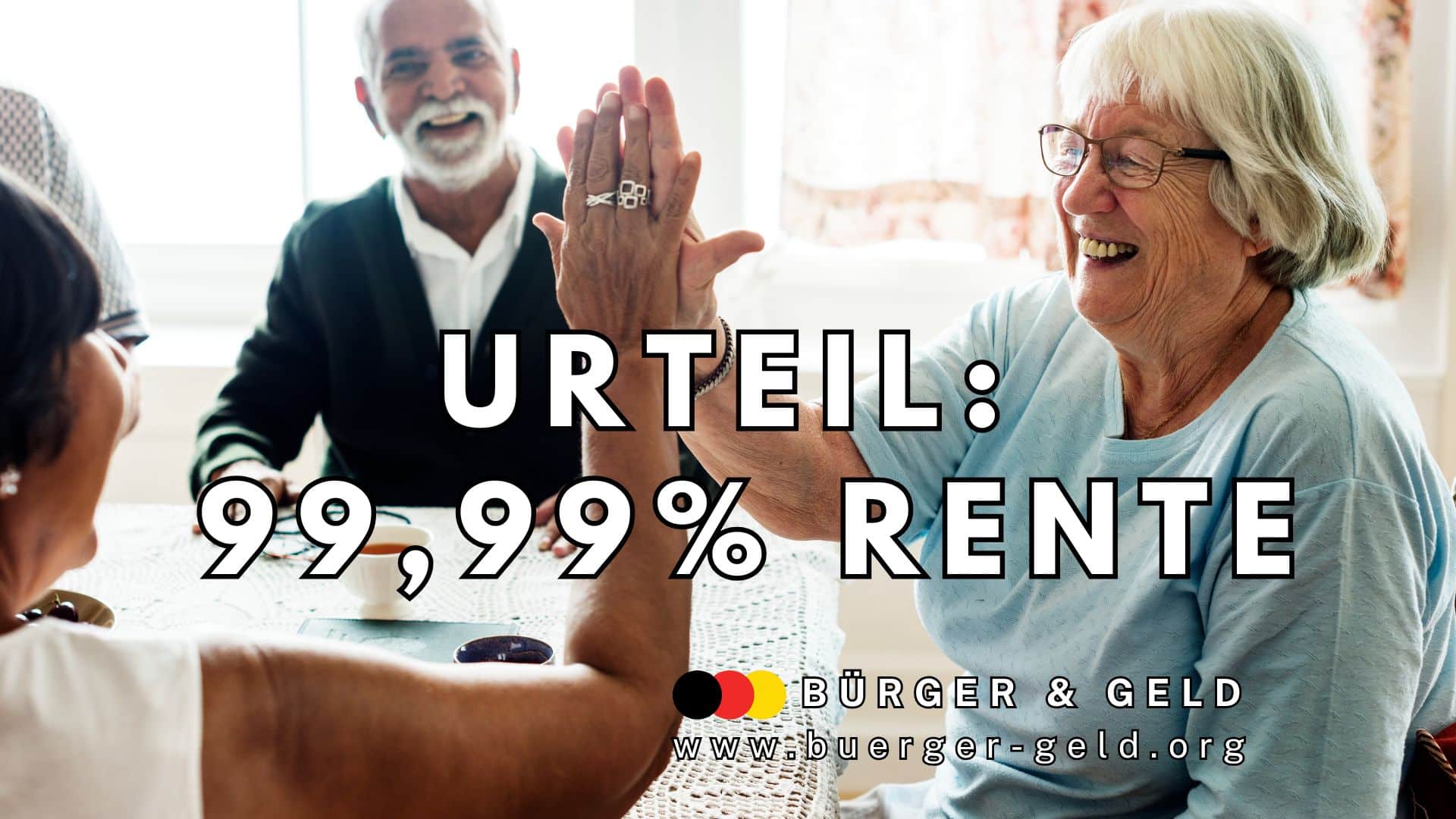Drei ältere Menschen sitzen fröhlich an einem Tisch. Zwei Frauen geben sich lachend ein High Five, im Hintergrund lacht ein Mann. Groß im Bild steht der Text: "URTEIL: 99,99% RENTE". Unten rechts das Logo und der Schriftzug: "BÜRGER & GELD, www.buerger-geld.org".