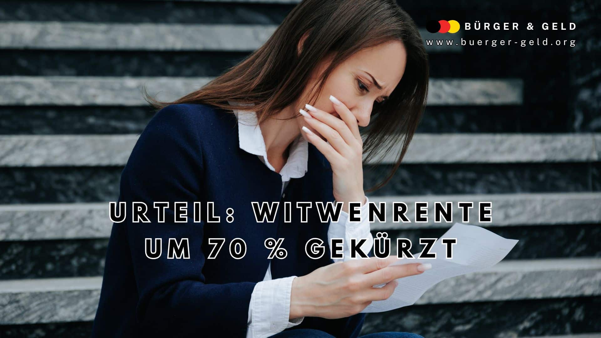 Frau sitzt nachdenklich auf Treppe und liest amtliches Schreiben mit dem Titel „Urteil: Witwenrente um 70 % gekürzt“, daneben Logo und Webadresse von Bürger & Geld.