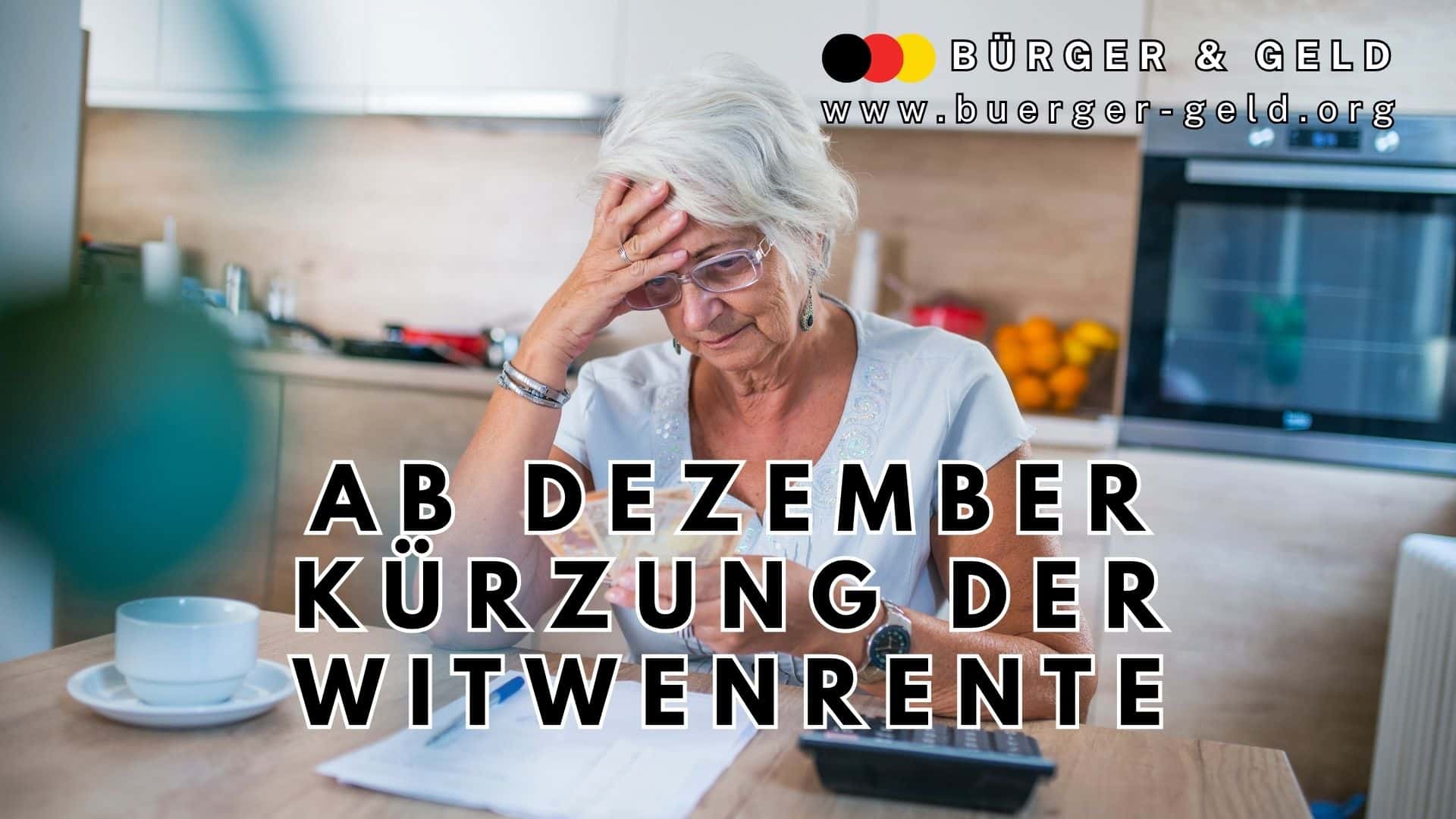 Eine ältere Frau sitzt am Küchentisch und hält nachdenklich den Kopf in der Hand. Vor ihr liegen Papiere, ein Taschenrechner und eine Kaffeetasse. Im Hintergrund eine moderne Küche. Im Bild ist der Text „Ab Dezember Kürzung der Witwenrente“ sowie das Logo und die Website von Bürger & Geld zu sehen.