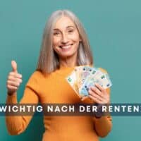September-Rente auf dem Konto – Diese 5 Schritte sollten Rentner jetzt gehen! 5 Ältere Frau mit grauen Haaren in orangefarbenem Pullover hält Geldscheine in der einen Hand und zeigt mit der anderen den Daumen nach oben, vor türkisfarbenem Hintergrund; Schriftzug: "Was ist wichtig nach der Rentenzahlung"; Logo und Webseite von Bürger & Geld unten rechts.