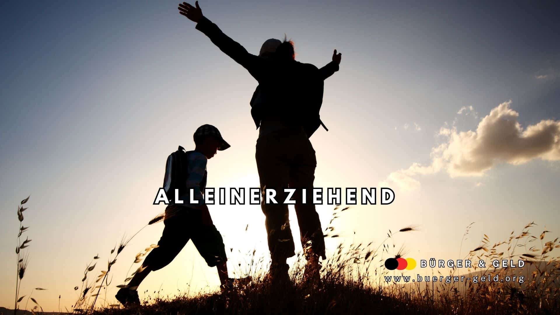 Mutter und Sohn beim Wandern im Sonnenuntergang