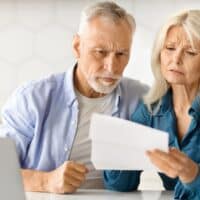 Zukunft der Altersvorsorge – Reformen, Prognosen und 10-Punkte-Plan 5 Seniorenpaar plant gemeinsam die Altersvorsorge 2025 am Küchentisch mit Unterlagen und Laptop, symbolisiert finanzielle Zukunftssicherung