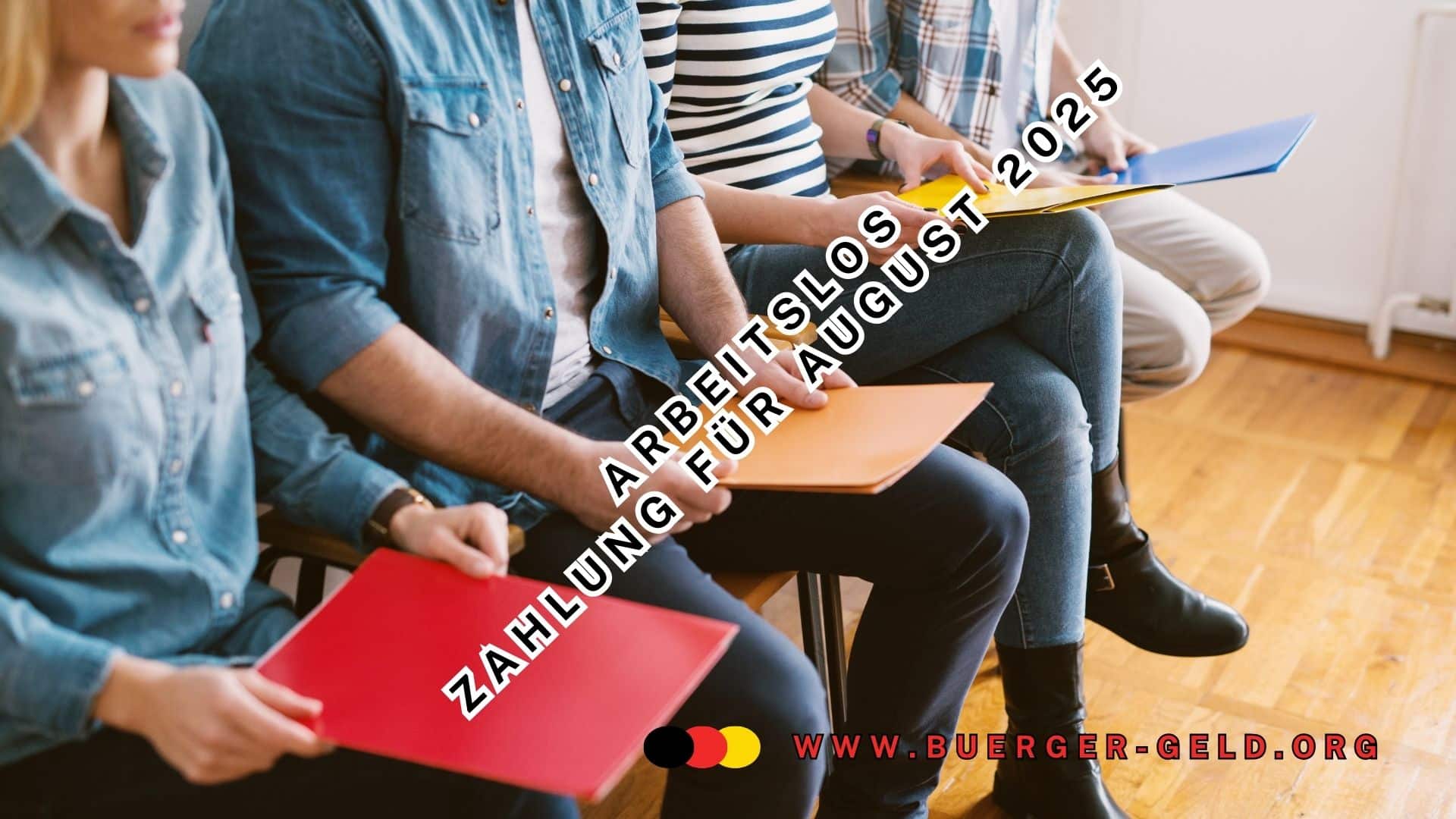 3 Personen mit Unterlagen im Wartezimmer der Arbeitsagentur