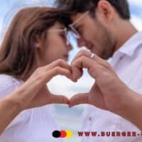 Bürgergeld - darauf haben Ehepaare und Paare 2025 / 2026 Anspruch 4 Ehepaar formt ein Herz mit den Händen