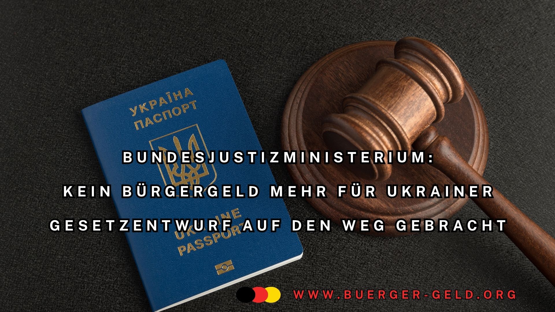 Ukrainischer Reisepass neben Richterhammer