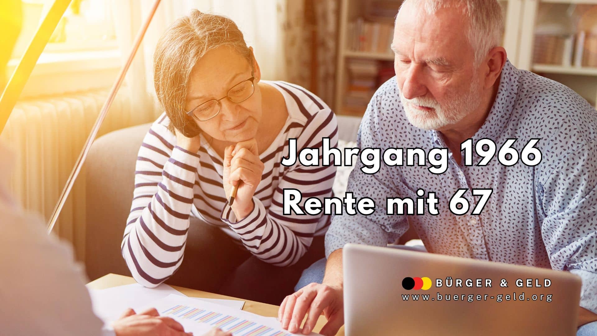 Zwei Menschen sitzen gemeinsam an einem Tisch und betrachten Unterlagen sowie einen Laptop. Im Mittelpunkt steht der Text „Jahrgang 1966 – Rente mit 67“. Im Vordergrund ist das Logo von „Bürger & Geld“ mit der Website-Adresse zu sehen. Die Szene wird von warmem Sonnenlicht durchflutet und vermittelt eine Atmosphäre der Beratung und Information zum Thema Renteneintritt.