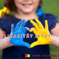 Kein Bürgergeld mehr für Ukrainer – die Folgen 4 Mädchen mit Farben der ukrainischen Flagge an Händen