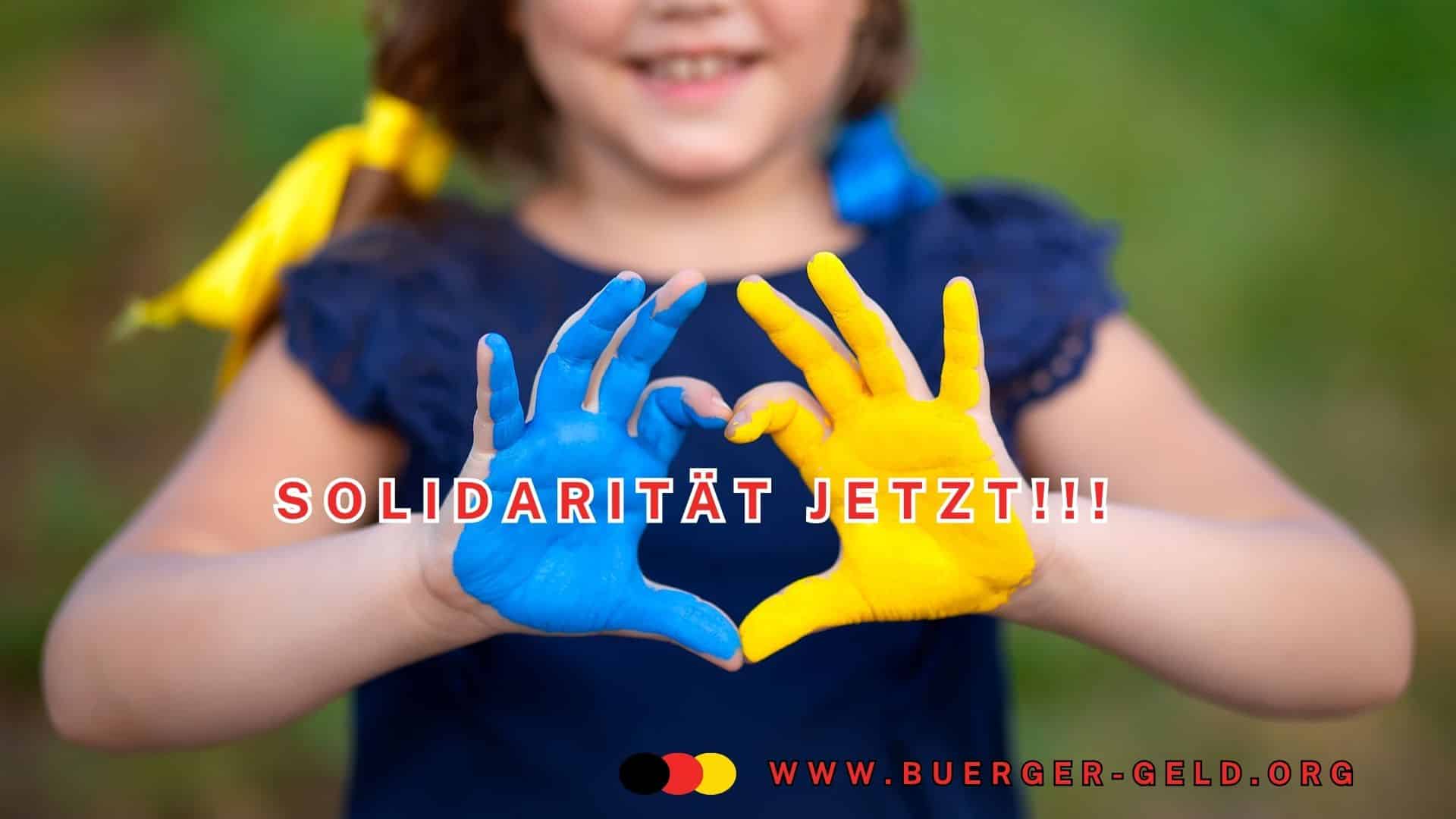 Mädchen mit Farben der ukrainischen Flagge an Händen