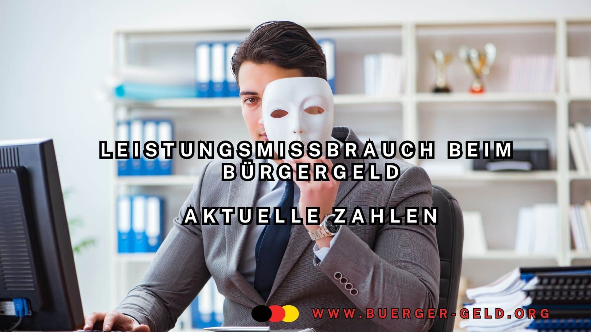 Mann am Notebook hält sich Maske vor das Gesicht