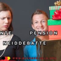 Rente oder Pension? Die Neiddebatte zwischen Beamten und Arbeitnehmern – Hintergründe, Fakten, Lösungen 5 Frau blickt neidisch auf Mann, der Geschenkpackungen im Arm hält