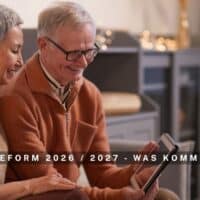 Die große Reform der Rente 2026/2027 – Was auf Beitragszahler und Rentner zukommt 5 Rentnerehepaar schaut in die Zukunft: Rentenreform 2026 / 2027