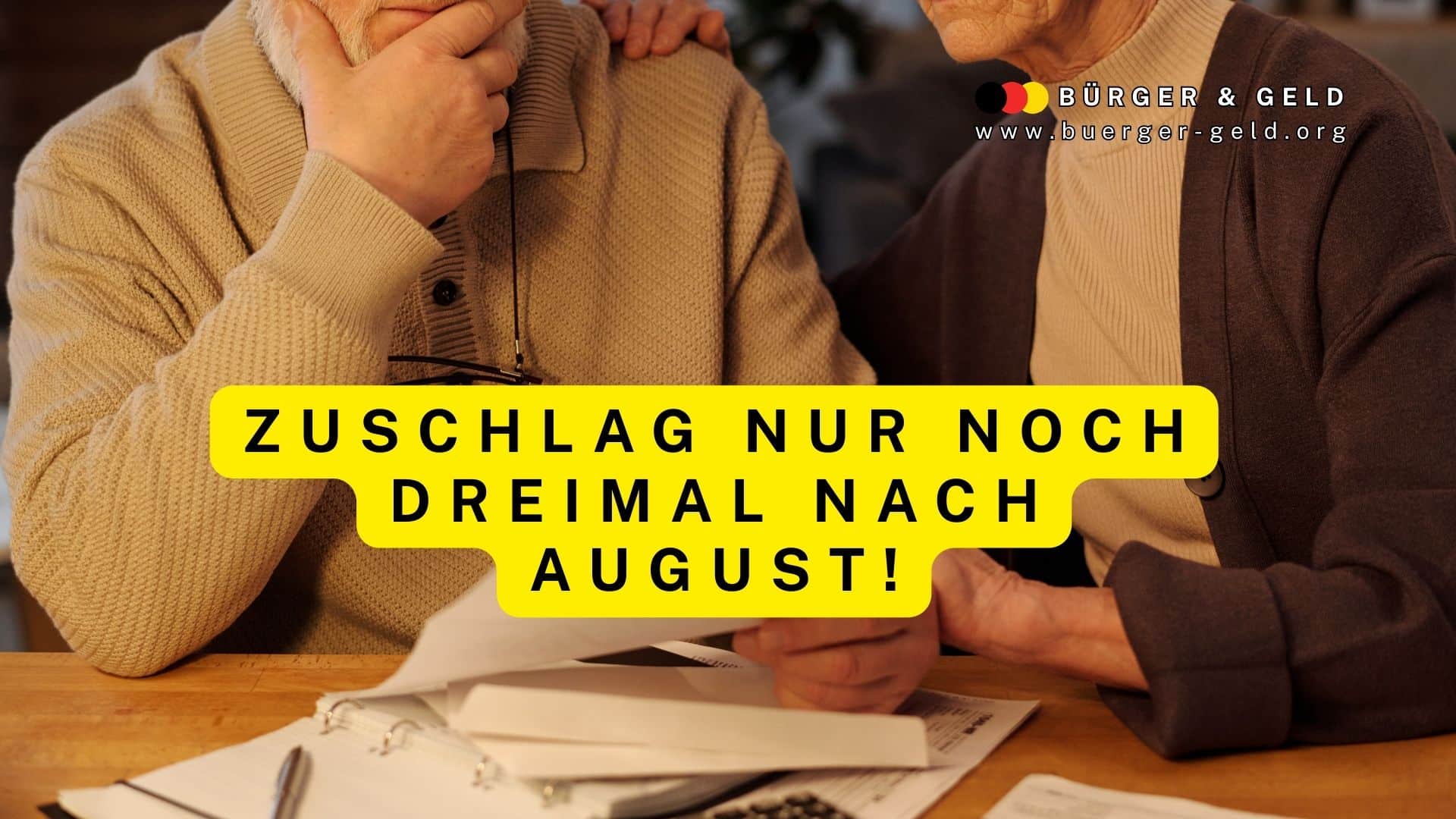 Rentnerehepaar über Papieren am Grübeln