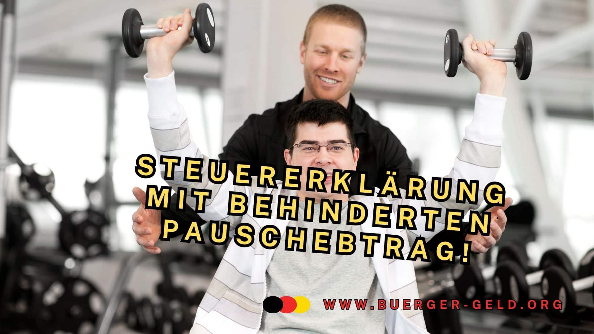 Trainer hilft behindertem jungen Mann mit Hanteln im Fitness-Studio