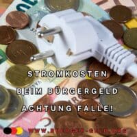Bürgergeld und Stromkosten 2025 – Was zahlt das Jobcenter? Fast nichts extra!!! 5 Elektrostecker liegt auf Euro-Geld