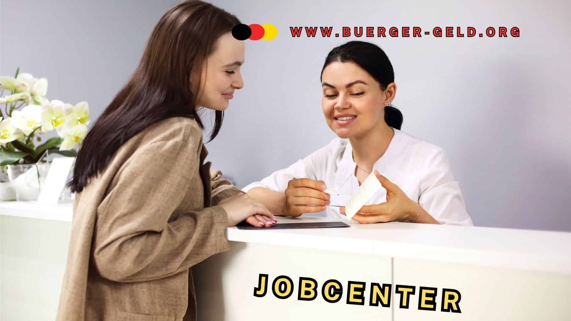 Frau an der Rezeption des Jobcenters