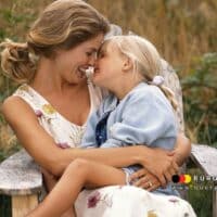 Kindergeld steigt 2026: So holt sich jede Familie jetzt das Maximum heraus! 5 Alleinerziehende Mutter hat kleines Kind auf dem Schoß.