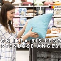 Gratisleistungen in Deutschland 2025: Diese Services solltest du kennen! 4 Eine Frau steht in einem Möbelgeschäft zwischen Regalen mit Kissen und Decken, hält ein türkisfarbenes Kissen in den Händen und betrachtet es prüfend. Um sie herum sind zahlreiche weitere farbenfrohe Kissen und Heimtextilien ausgestellt. Im Vordergrund ist ein großer Schriftzug abgebildet: "Von Ikea bis Lego: kostenlose Angebote". In der oberen rechten Ecke befindet sich das Logo von "Bürger & Geld" sowie die zugehörige Internetadresse.