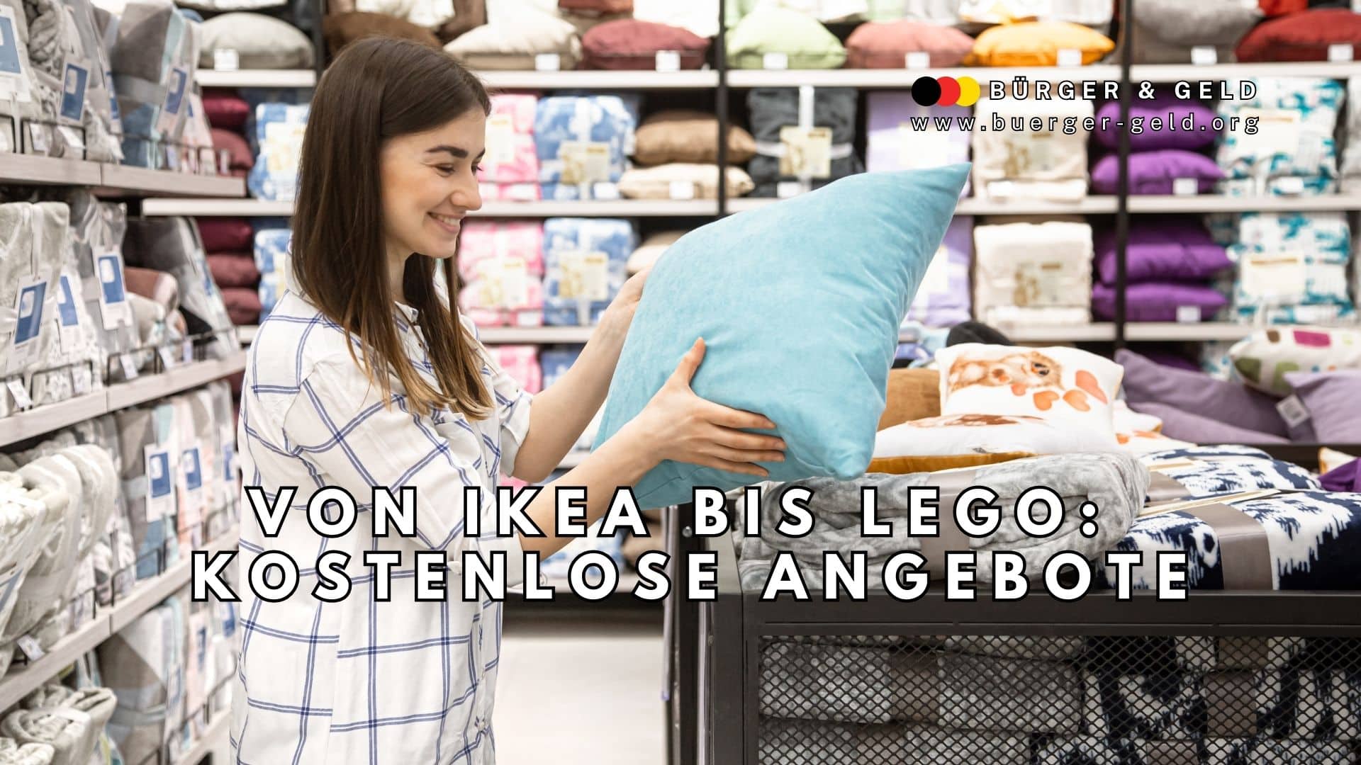 Eine Frau steht in einem Möbelgeschäft zwischen Regalen mit Kissen und Decken, hält ein türkisfarbenes Kissen in den Händen und betrachtet es prüfend. Um sie herum sind zahlreiche weitere farbenfrohe Kissen und Heimtextilien ausgestellt. Im Vordergrund ist ein großer Schriftzug abgebildet: "Von Ikea bis Lego: kostenlose Angebote". In der oberen rechten Ecke befindet sich das Logo von "Bürger & Geld" sowie die zugehörige Internetadresse.