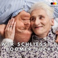 Älteres Paar liegt gemeinsam und liebevoll auf dem Bett, umarmt sich innig. Im Bild steht der Text: „Wer schließt die Boomer-Lücke?“ und oben rechts das Logo von Bürger & Geld mit Website-Adresse.