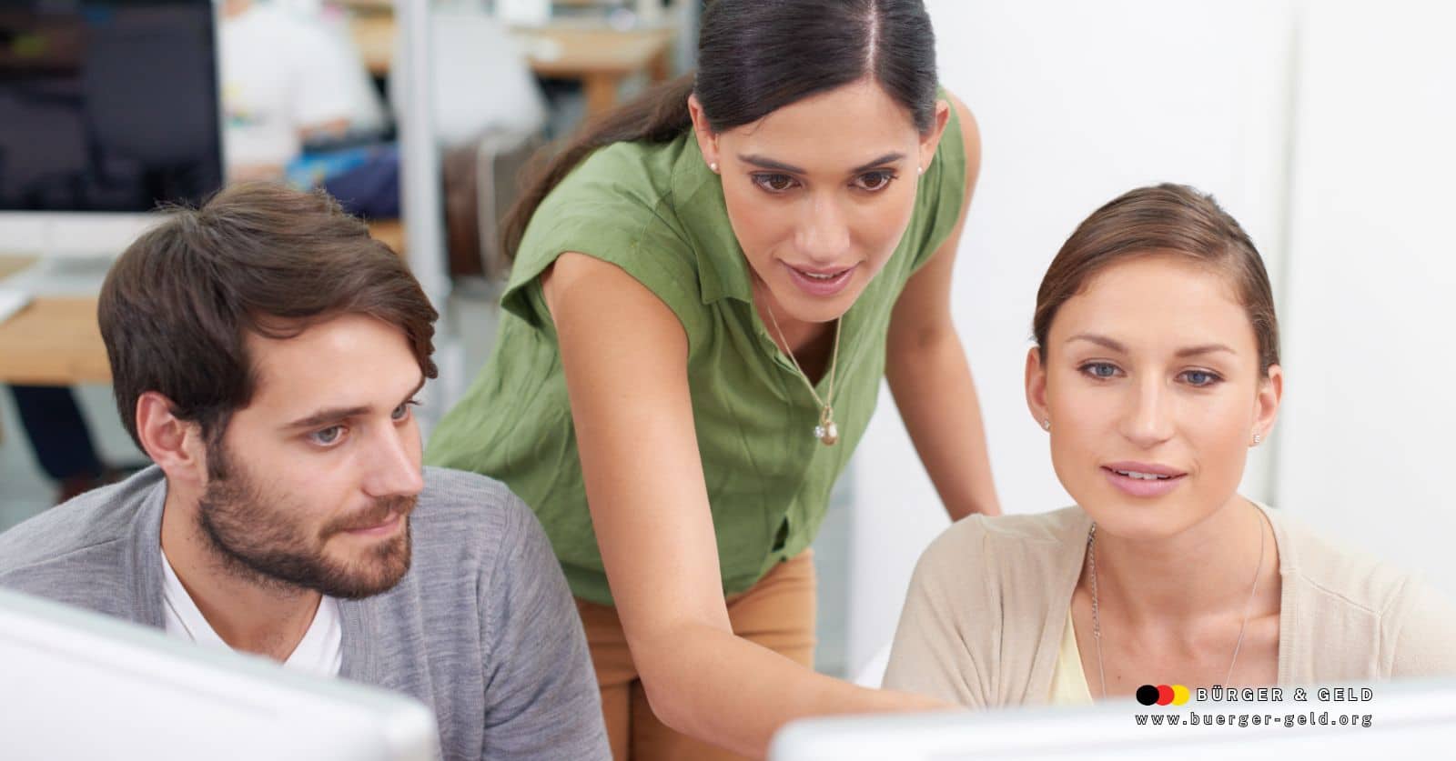 Erwachsene Menschen unterschiedlicher Altersgruppen nehmen gemeinsam an einer Weiterbildung in einem modernen Seminarraum teil, unterstützende Beratungssituation am Computer, Symbol für staatlich geförderte berufliche Umschulung und Weiterbildung in Deutschland, Bürger & Geld Nachrichtenmagazin