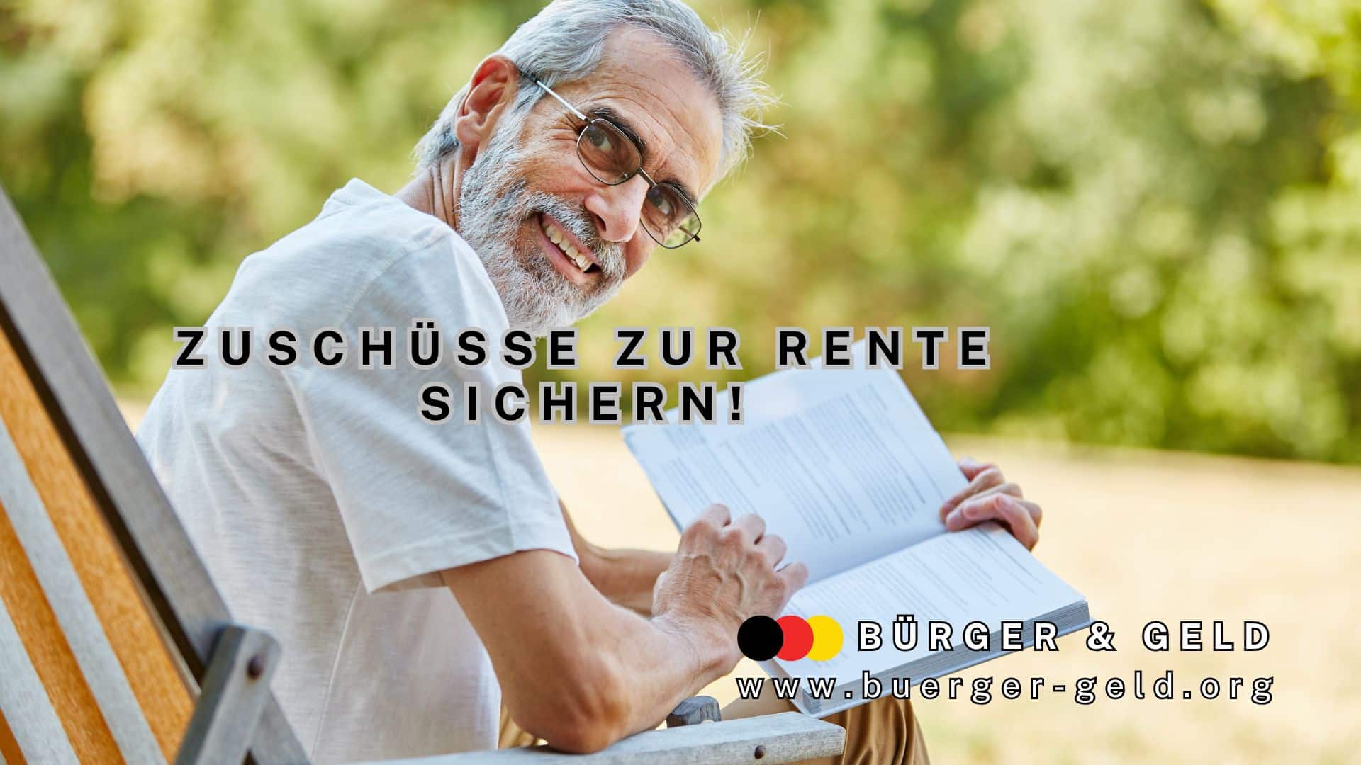 Rentner im Liegestuhl mit Buch lächelt