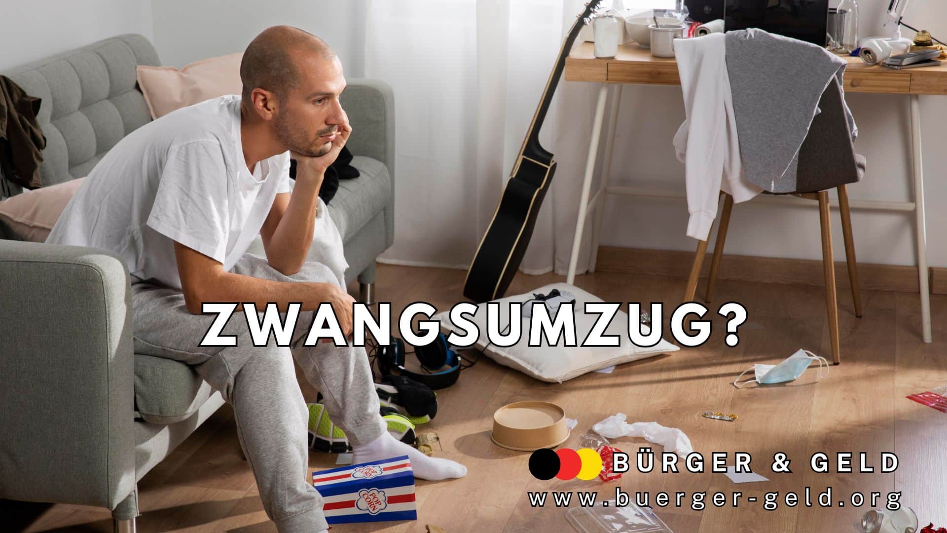Ein junger Mann sitzt nachdenklich auf einem Sofa in einem unaufgeräumten Wohnzimmer. Um ihn herum liegen Kleidung, leere Verpackungen, ein Mundschutz, Turnschuhe, ein Gitarrenkoffer und weitere Alltagsgegenstände verstreut. Im Hintergrund steht ein Schreibtisch mit Kaffeetassen, Kleidung und einem Laptop. Im Zentrum des Bildes steht groß das Wort „ZWANGSUMZUG?“. Unten rechts befindet sich das Logo von „BÜRGER & GELD“ mit der Webadresse