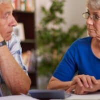 Arbeitslos vor der Rente: So gefährlich sind die letzten 24 Monate für den Rentenanspruch 4 Älteres Paar sitzt gemeinsam am Tisch und blickt nachdenklich auf Papiere, Symbolbild für Unsicherheit beim Übergang in die Rente und die Auswirkungen der 24-Monats-Regel.